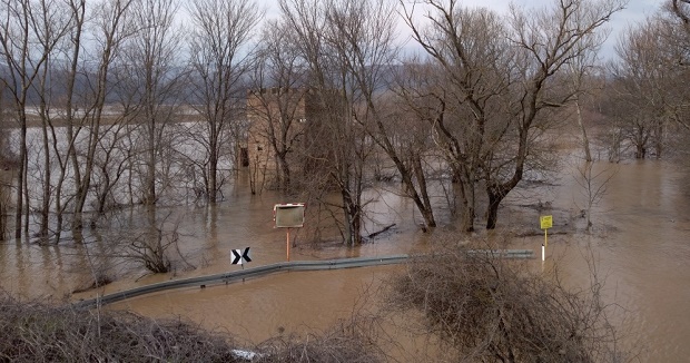 ВАНРЕДНА ОДБРАНА ОД ПОПЛАВА НА ЈУЖНОЈ МОРАВИ: Поново бране Ђунис (ФОТО)